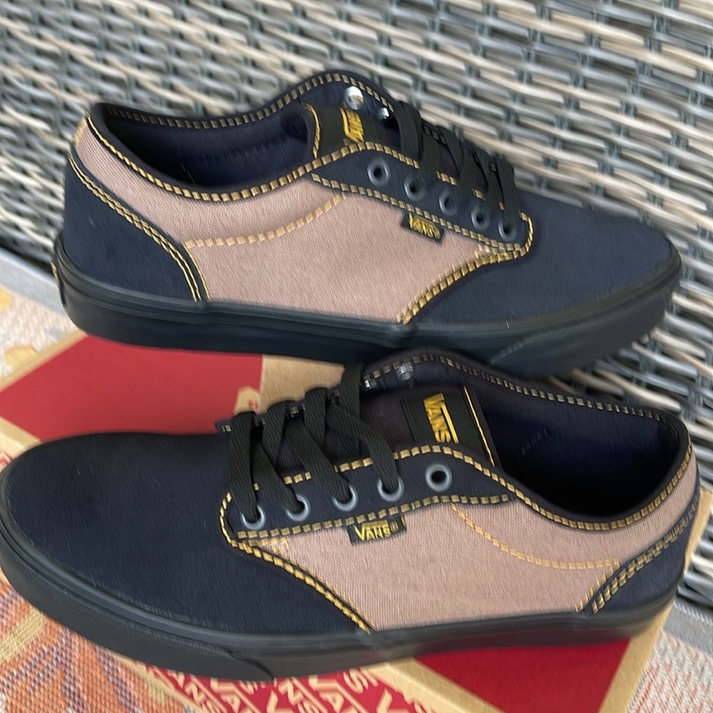 Vans Men’s Atwood
VN000CX8B29
Sneakers
Color: Outcore Phantom/Black - Picture 8 of 16